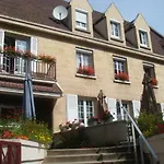 Hotel Logis Les Airelles En Bray 2*