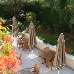 Hotel Logis Les Airelles En Bray 2*