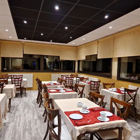 호텔 Logis Hotel-restaurant Les Airelles Neufchâtel-en-Bray