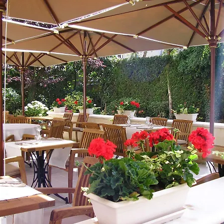 호텔 Logis Hotel-restaurant Les Airelles 2*