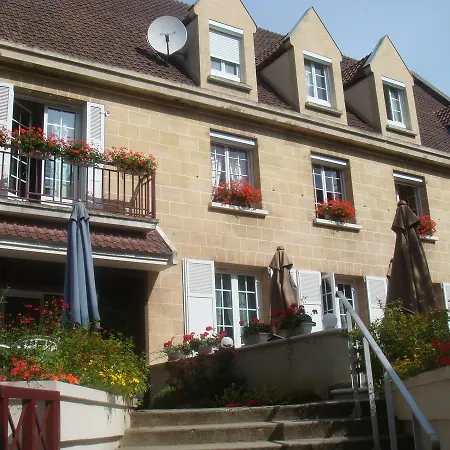 Hotel Logis Les Airelles En Bray 2*