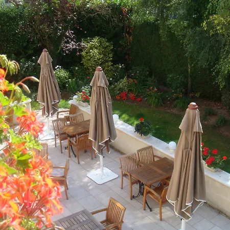 Hotel Logis Les Airelles En Bray 2*