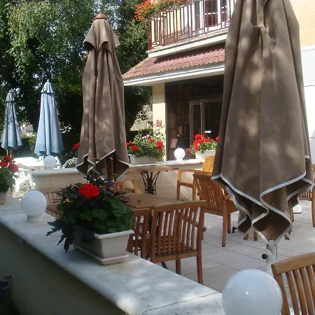 Hotel Logis Les Airelles En Bray 2*