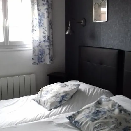 호텔 Logis Hotel-restaurant Les Airelles 2*