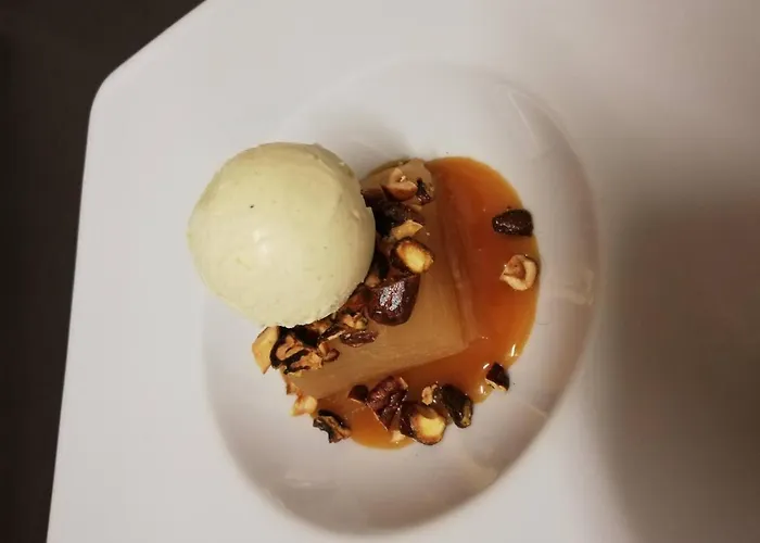 Hotel Logis Les Airelles En Bray 2*