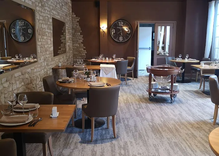 Hotel Logis Les Airelles En Bray 2*