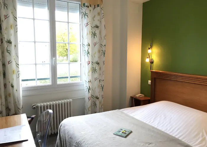 Logis Les Airelles En Bray Hotel