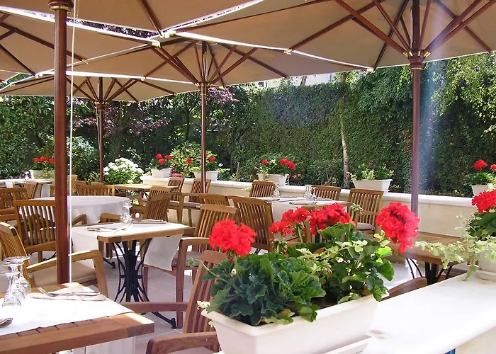 Hotel Logis Les Airelles En Bray 2*