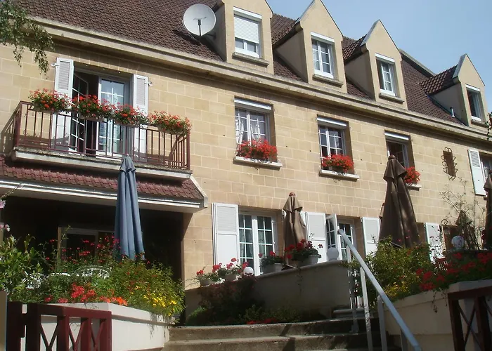 Hotel Logis Les Airelles En Bray 2*