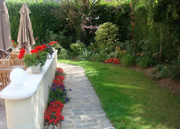 Hotel Logis Les Airelles En Bray 2*