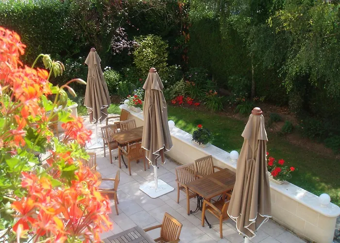 Hotel Logis Les Airelles En Bray 2*