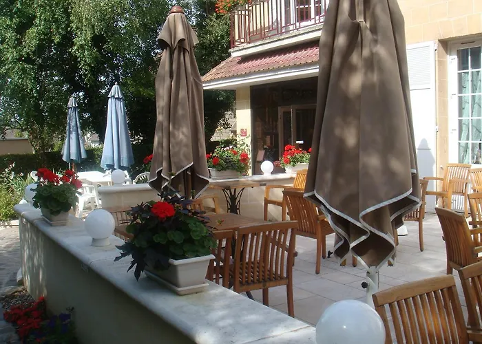 Hotel Logis Les Airelles En Bray 2*