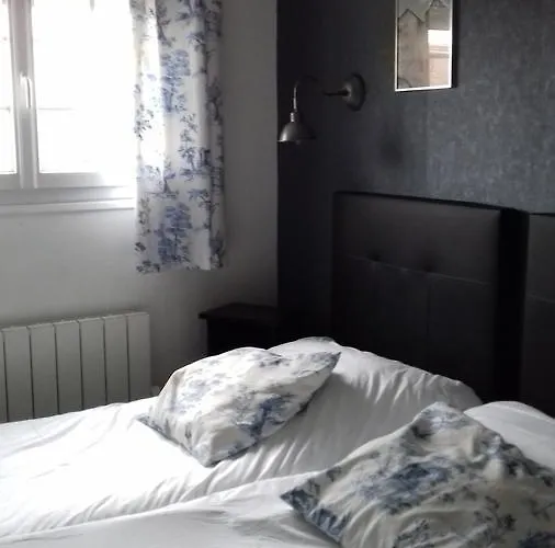 Hotel Logis Les Airelles En Bray 2*