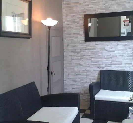 Hotel Logis Les Airelles En Bray 2*